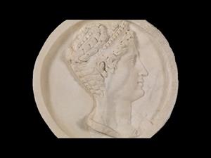 Cabeza femenina con diadema