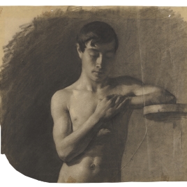 Desnudo masculino con las manos en el pecho