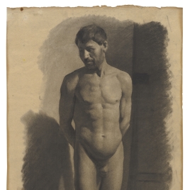 Desnudo masculino de pie con las manos detrás