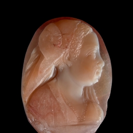 Busto de mujer con indumentaria del siglo XVI