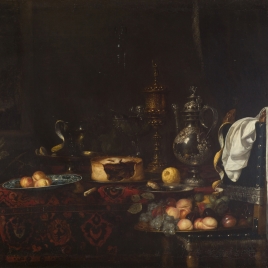 Mesa con postres, frutas, vajilla y un timbal