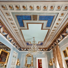 Arquitecturas fingidas con escudos de provincias de España