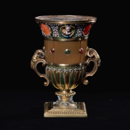 Copa de pie cuadrado de jaspe con camafeos