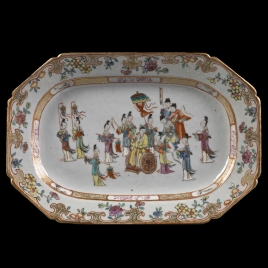 Fuente ochavada de porcelana china. Compañía Holandesa de las Indias Orientales
