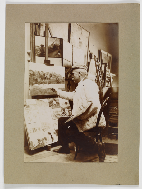 Cecilio Plá pintando un paisaje en su taller