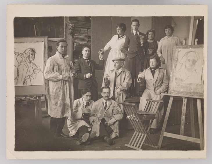 Cecilio Plá rodeado de artistas haciendo un brindis