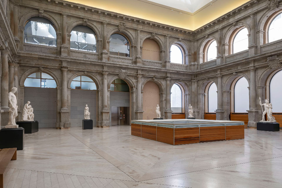 El Museo del Prado convierte su Claustro histórico en escenario de la escultura del  siglo XIX