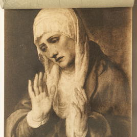 La Dolorosa con las manos abiertas
