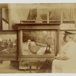 Cecilio Pla sentado en su estudio junto al tríptico "El descubrimiento de la anestesia"
