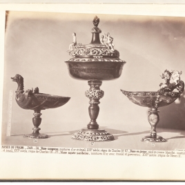 Copa de heliotropo con pie, en forma de ánade, Vaso en forma de copón con tres ninfas y sátiro, Copa abarquillada de ágata con Cupido sobre un dragón