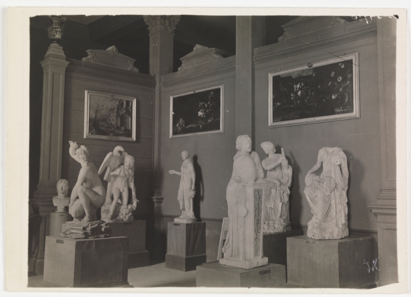 Imagen de la obra: "Museo del Prado, vista de una de las salas de escultura"