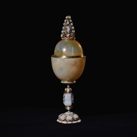 Egg-shaped agate vessel with cameos on the foot, stem and finial