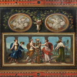 Cuatro ninfas o ménades como las Sacrificantes Borghese y dos amorcillos en óvalos, rodeados de decoración pompeyana