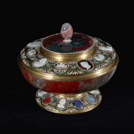 Jasper bowl with cameos on the cover and foot