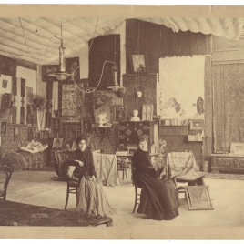 Interior del palacio Martinengo de Venecia, con Cecilia de Madrazo y su hija María Luisa Fortuny