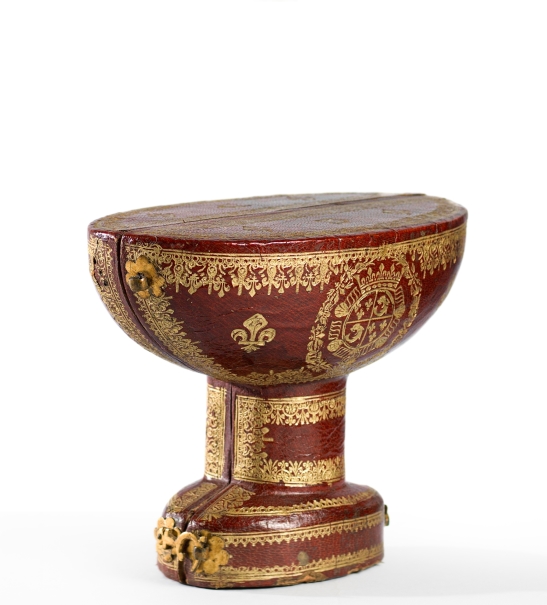 Case for oval jasper bowl with fretwork stem