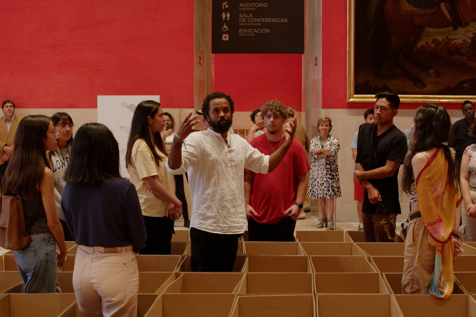 O artista Carlos Bunga realiza intervenção efémera na Sala das Musas do Museu Nacional do Prado – Notícias
