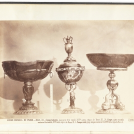 Copa de heliotropo con dos mascarones, Copa con tapa sostenida por una figura femenina y Copa de sanguina con tres delfines dorados