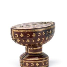 Estuche para copa abarquillada con una banda de aves y flores en la guarnición
