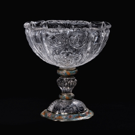 Copa de cristal con mascarones tallados