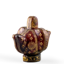 Case for citrine quartz vase in the shape of an oil lamp