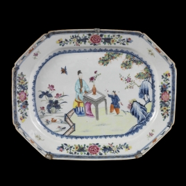 Fuente ochavada de porcelana china. Compañía Holandesa de las Indias Orientales