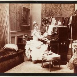 Aline Masson tocando el piano en el estudio de Raimundo de Madrazo