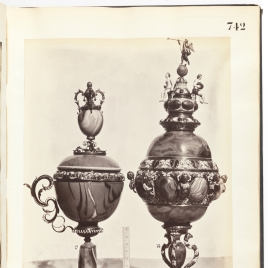 Copa de ágata con un asa con remate en forma de copa y copa alta con emperadores, virtudes y La Fama
