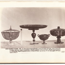 Bernegal de heliotropo con tapa y asas de oro, Salvilla de pie alto de heliotropo, Copita de heliotropo en forma de venera con asas, Copa gallonada de jaspe con tapa