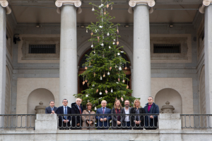 El Museo del Prado inaugura la Navidad presentando un abeto cedido por la Diputación de Lugo