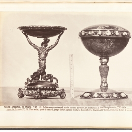 Copa con sirena de oro y copa de jaspe con camafeos y esmeraldas