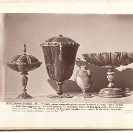 Copa gallonada de pie alto con rubíes, Vaso gallonado de heliotropo con turquesas, Pomo de ágata con mascarones, Copa abarquillada de ágata con una banda de aves y flores en la guarnición