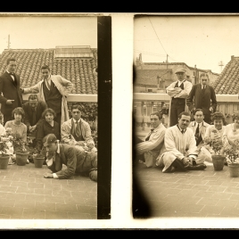 Cecilio Pla, junto a sus alumnos, en la terraza del estudio