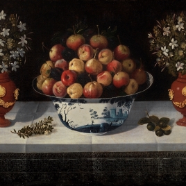 Frutero de Delft y dos floreros