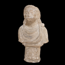 Busto masculino con la cabeza laureada y escudo eclesiástico en la peana