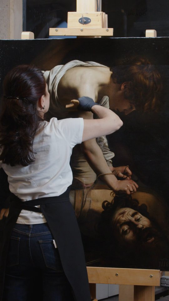 El Museo del Prado expone el magnífico “David vencedor de Goliat”, pintado por Caravaggio hacia 1600, tras una restauración que recupera el claroscuro original y elementos ocultos.
