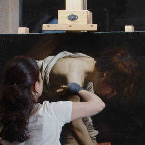El Museo del Prado expone el magnífico “David vencedor de Goliat”, pintado por Caravaggio hacia 1600, tras una restauración que recupera el claroscuro original y elementos ocultos.