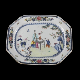 Fuente ochavada de porcelana china. Compañía Holandesa de las Indias Orientales