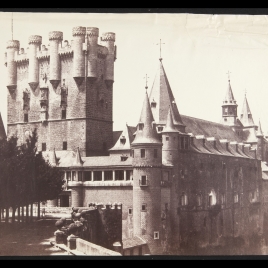 Vista del Alcázar y Torre de Juan II en Segovia