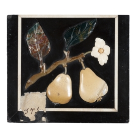 Placa con frutas y flores en relieve