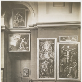 Vista de la galería central del Museo del Prado con establecimiento para la venta de fotografías