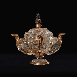 Citrine quartz vase in the shape of an oil lamp