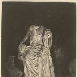 La Musa Talía, busto femenino, oriental arrodillado, guerrero con casco corintio