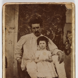 Mariano Fortuny con su hija Maria Luisa en el regazo