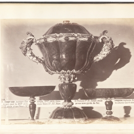 Copa abarquillada de heliotropo, Copa de heliotropo con cabezas de leonas y Copa en forma de artesa