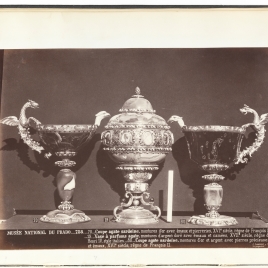 Copa gallonada de sardónice con cabeza de águila, vaso para perfumes de ágata y vaso de sardónice con cabeza de águila