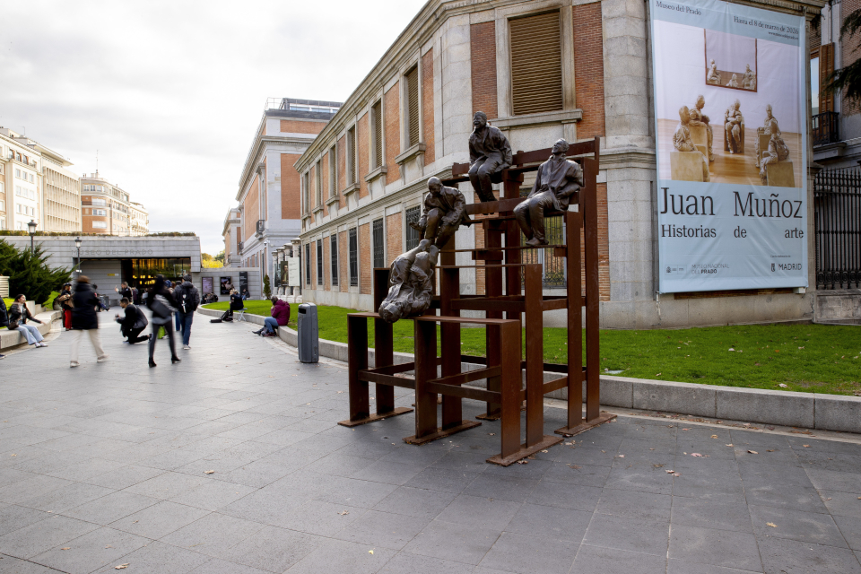 La escultura de Juan Muñoz "Trece riéndose unos de otros" permanecerá dos años más en el Museo del Prado