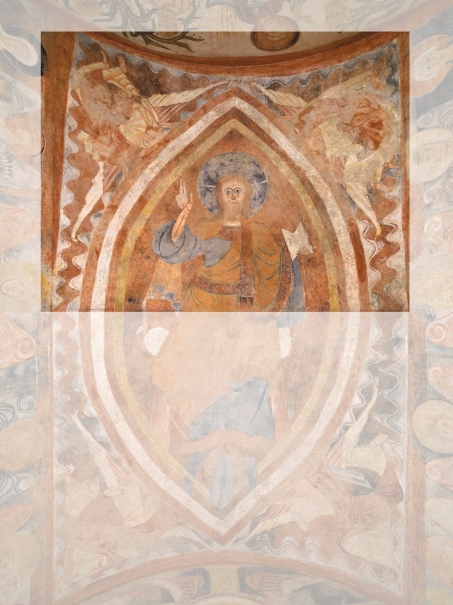 Parte superior del Pantocrátor sostenido por cuatro ángeles. Pintura mural de la ermita de la Vera Cruz de Maderuelo
