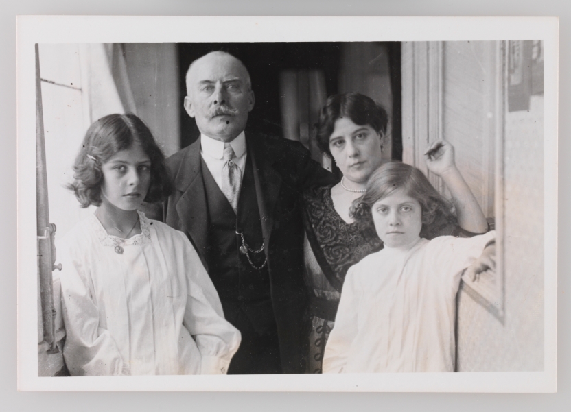 Image of the artwork: "Cecilio Pla with his Wife Valentina and Daughters Pepita and Cristina"