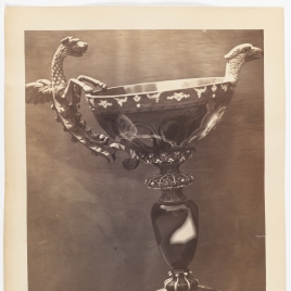 Copa gallonada de sardónice con cabeza de águila